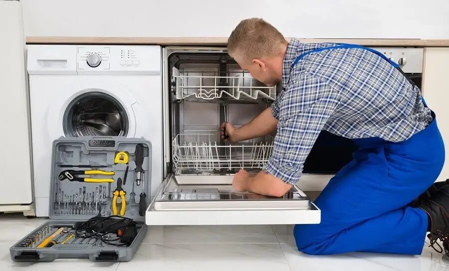 Adapazarı İndesit servisi teknisyen ekibi beyaz eşya tamiri yaparken